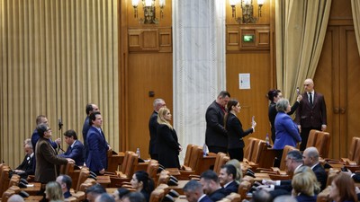 Parlamentarii POT și SOS s-au întors cu spatele în momentul învestirii lui Nicușor Dan