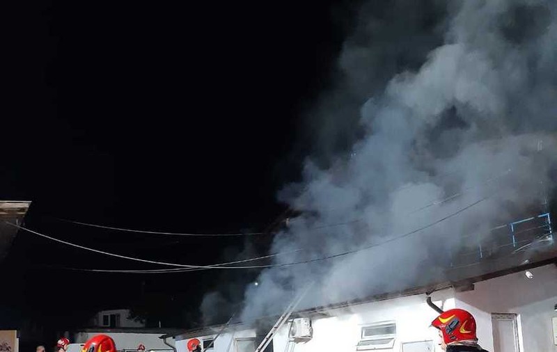 Incendiu la bucătăria unei pensiuni din incinta ștrandului din Ocnele Mari. 14 persoane s-au autoevacuat