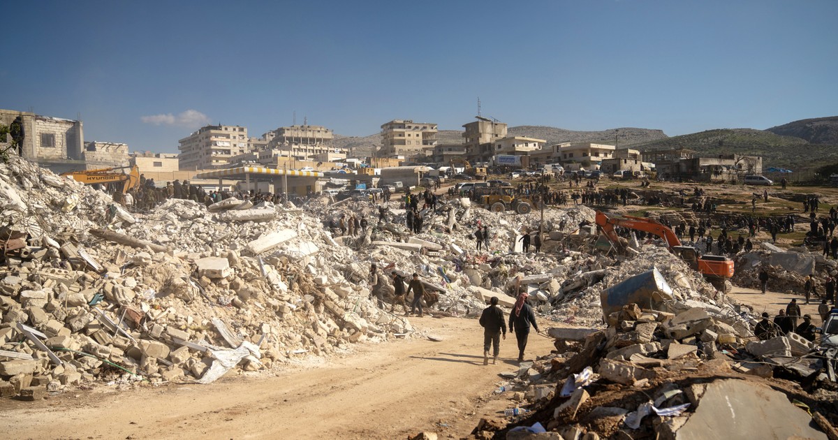 Munți de moloz. Asta a lăsat în urma cutremurului din 6 februarie în orașul sirian Idlib. Foto: EPA