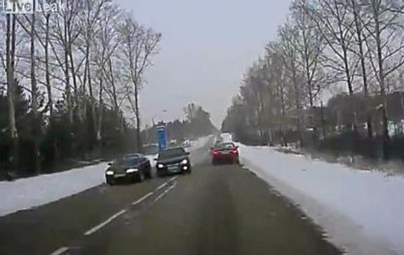 Depăşire periculoasă, impact frontal! Uite ce se poate întâmpla din pricina neatenţiei la volan! | VIDEO