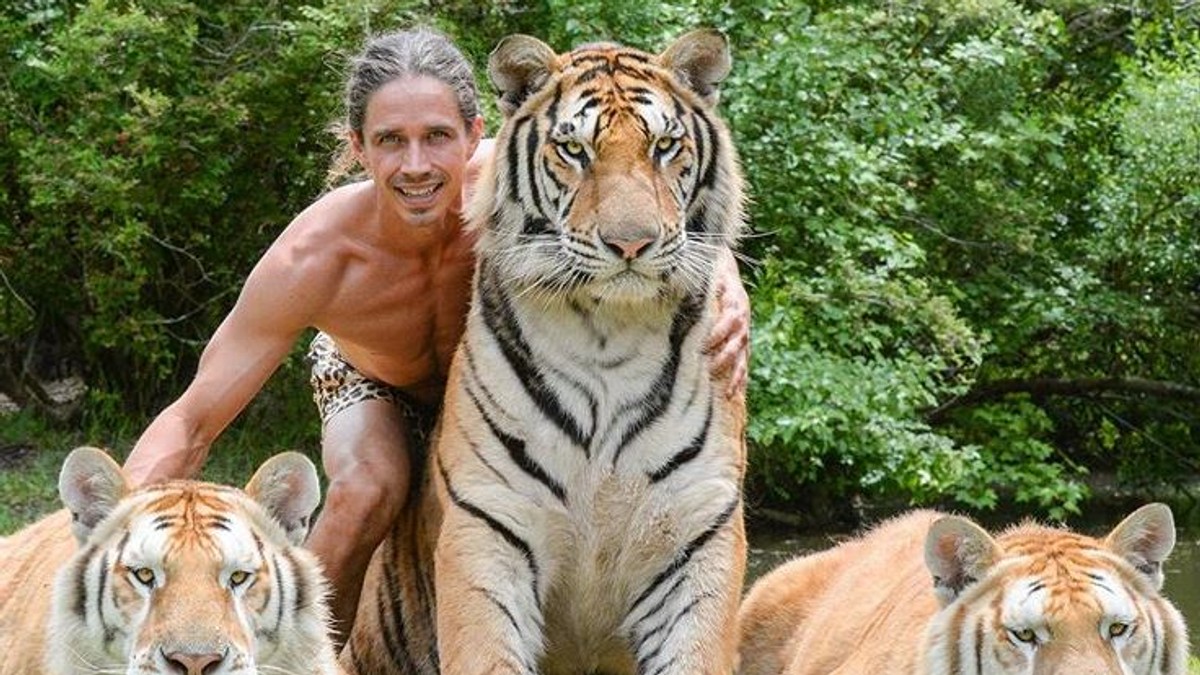 VIDEO „Tarzan” din Statele Unite are cont pe Instagram. Postează clipuri când face duș cu maimuțele și se plimbă cu elefantul prin pădure