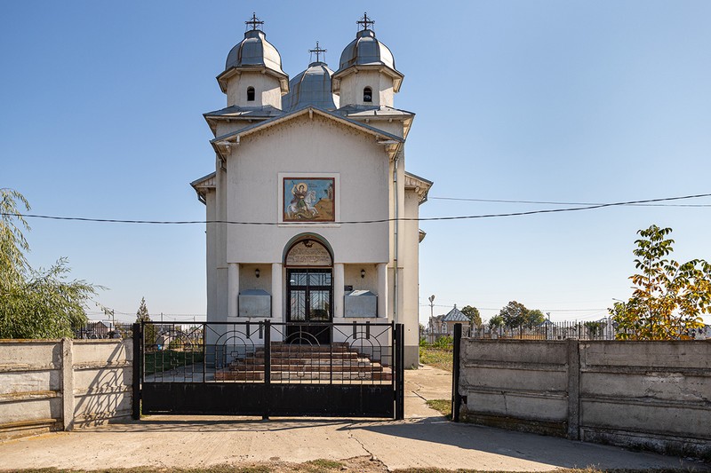 Biserica Sfântul Gheorghe se află la marginea cartierului Bold din Caracal