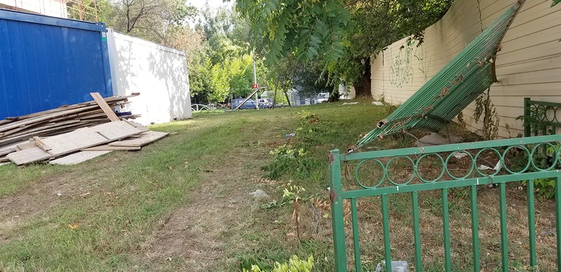 FERENTARI - KAUFLAND - peste stradă de Ferentari 23, lângă un hipermarket, leagăne și tobogan ruginite