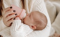 În Europa, costurile articolelor esențiale pentru bebeluși variază semnificativ de la o țară la alta, iar pentru multe familii, acestea pot reprezenta o povară financiară majoră. Sursă foto Shutterstock