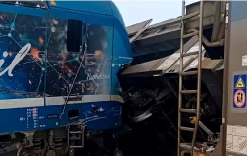 Două trenuri de marfă s-au ciocnit în județul Olt. Un om a murit