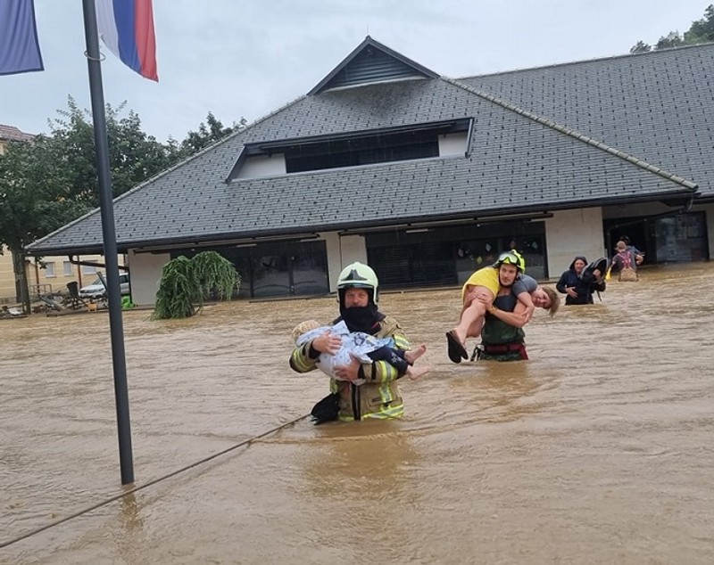 Unul dintre pompierii care au salvat 22 de copii dintr-o grădiniță și-a pierdut casa în timpul inundațiilor, în Slovenia