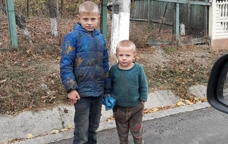 REPORTAJ/ Povestea din spatele unei fotografii virale: doi copii în picioarele goale pe stradă, în prag de iarnă. Zece suflete înghesuite într-o căsuță și lecția de demnitate cu care-și înfruntă soarta