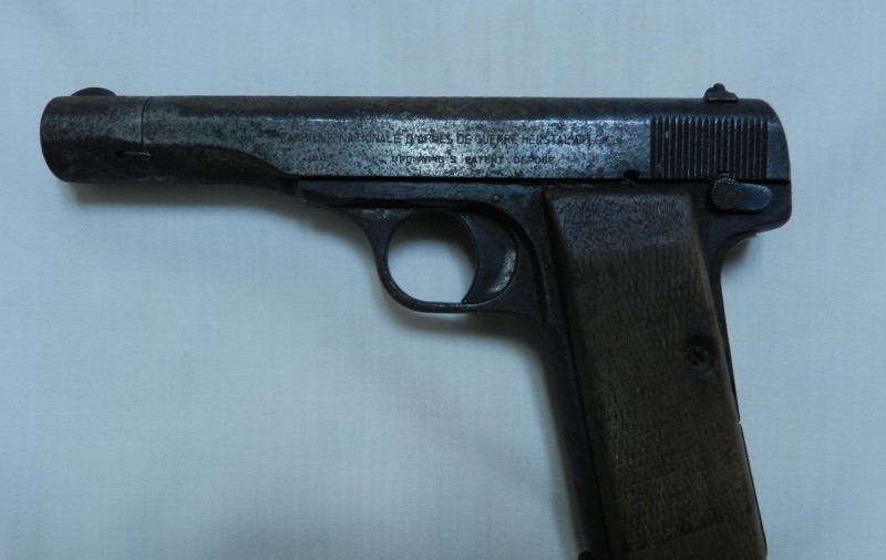 Ce mai găsesc românii în pereții gospodăriilor? Pistol descoperit în peretele unui grajd