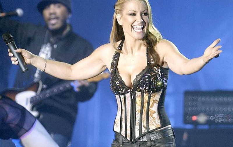 Anastacia vrea în cabina sa lumânări cu aromă de vanilie 