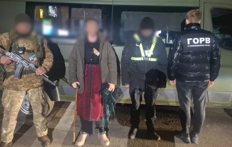 Un ucrainean de 30 de ani a încercat să treacă în Republica Moldova deghizat într-o femeie de 72 de ani