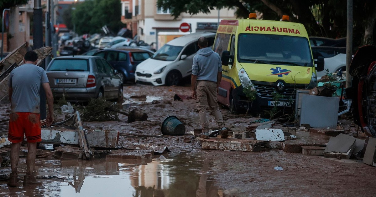 strada inundată noroi oameni ambulanța spania 30 oct 2024