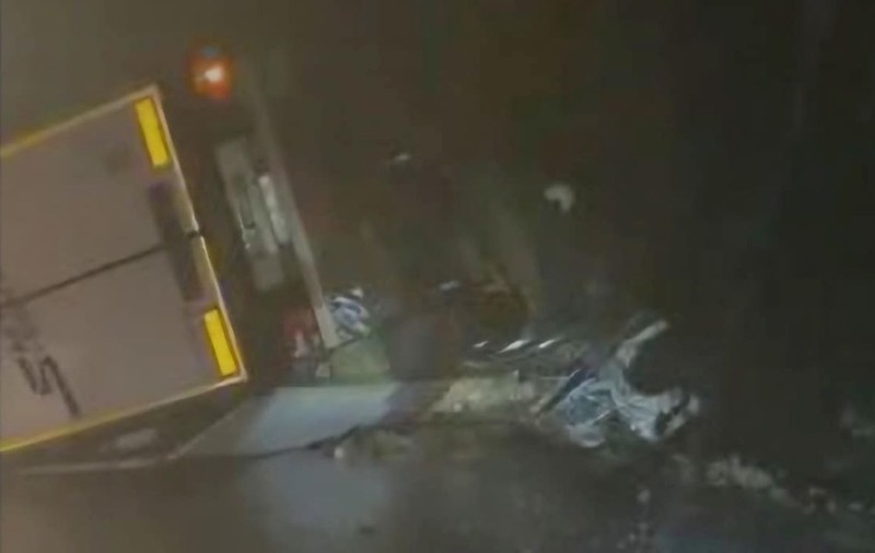 Un copil de 11 ani a murit în cabina unui TIR răsturnat pe Autostrada Soarelui, într-un accident aproape de Lehliu- Gară
