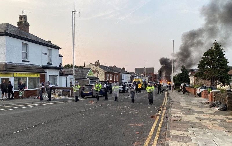 Confruntări violente în timpul unui priveghi pentru copiii uciși în atacul cu cuțitul din Southport. 39 de polițiști au fost răniți