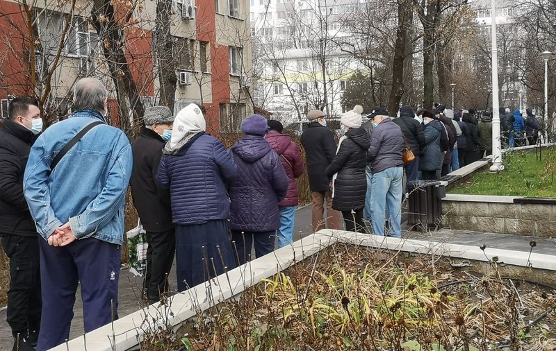 VIDEO | Zeci de oameni, la coadă la Taxe și Impozite, în sectorul 6. Locul de parcare s-a scumpit de 8 ori: „Ne-au încălecat!”