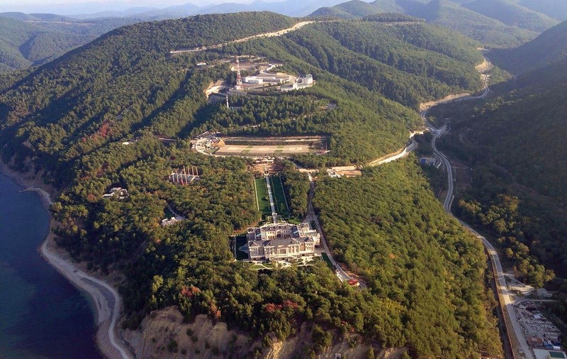 Ucrainenii îl „felicită” pe Vladimir Putin, care își aniversează ziua de naștere, cu atacuri masive cu drone, inclusiv în Siberia. Restricții de zbor lângă palatul secret al liderului rus
