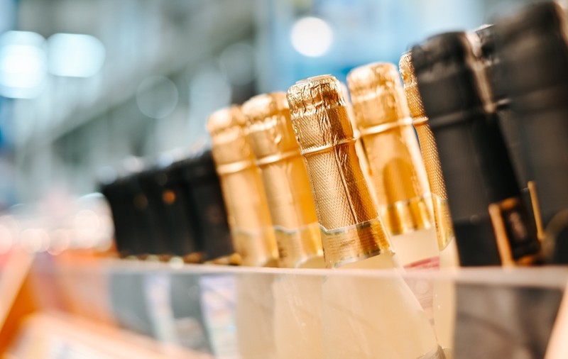 Pedeapsa primită de un viticultor și soția sa, după ce au produs și vândut 600.000 de sticle de șampanie falsă
