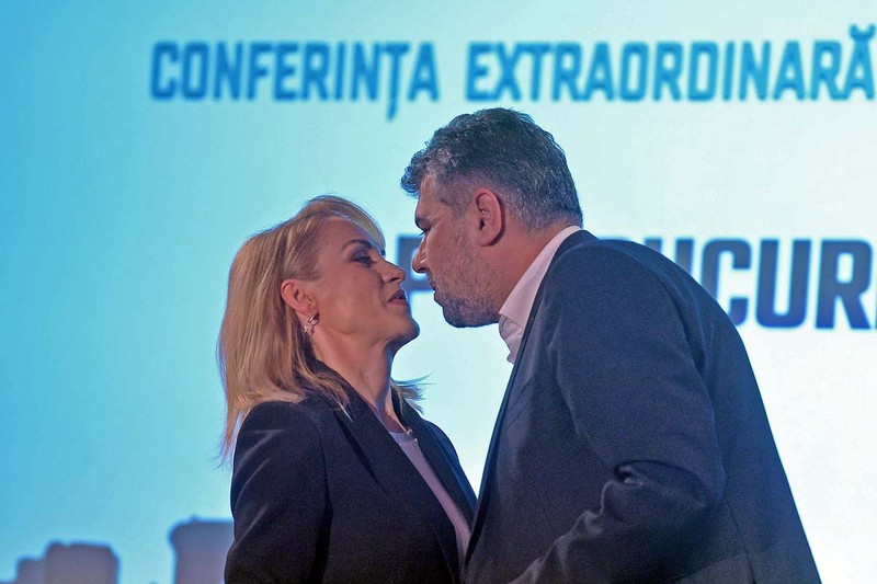 Gabriela Firea este felicitată de președintele interimar al PSD, Marcel Ciolacu, după ce a fost aleasă în funcția de președinte al organizației PSD București