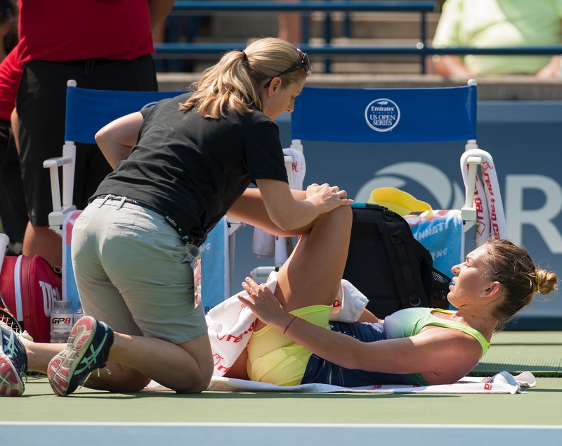 Halep a explicat motivele abandonului din finala de la Toronto: ”În primul set am simțit dureri musculare. Apoi, durerea s-a dus spre genunchi. În setul secund m-am simtit mai rău, aveam crampe la stomac, amețeli” / FOTO