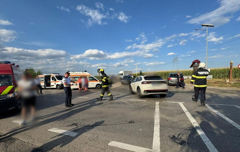 Accident grav în judeţul Suceava. 9 persoane au fost duse la spital, dintre care 6 copii