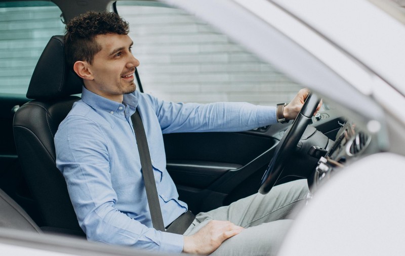 Mașina ta e în service și viața s-a oprit în loc? Cum rămâi la volan fără să cheltuiești o avere pe taxi