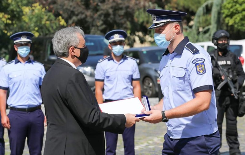 Handbalistul Dan Savenco, care a fost polițist în starea de urgență, premiat de ministrul Vela