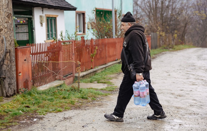 Starea de spirit la coadă la apă în Breaza și Băicoi, Prahova: „Am ajuns să stăm cu mâna-ntinsă pentru greșelile unor incompetenți!”