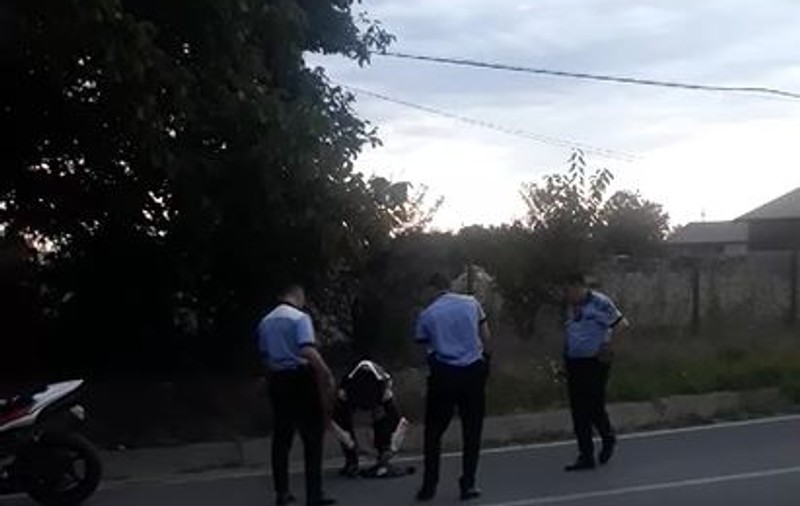 Un motociclist, urmărit cu focuri de armă pe un drum din Vrancea. Momentul, filmat de un martor - VIDEO
