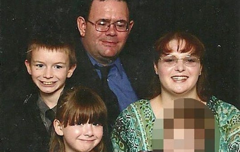 FOTO | O fetiță de 14 ani a fost bătută și ținută de familia ei într-o cușcă de câine. Trupul neînsuflețit al copilei a fost găsit îngropat în curtea casei