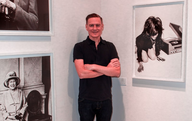 Faimosul Paparazzo. Cântărețul Bryan Adams, pasionat de fotografie, expune la Berlin. Chipuri celebre și veterani de război, temele lui preferate