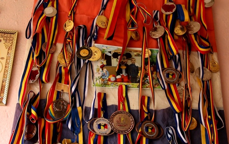 Un copil de 10 ani parcurge câte 20 de kilometri pentru a-și urma visul!