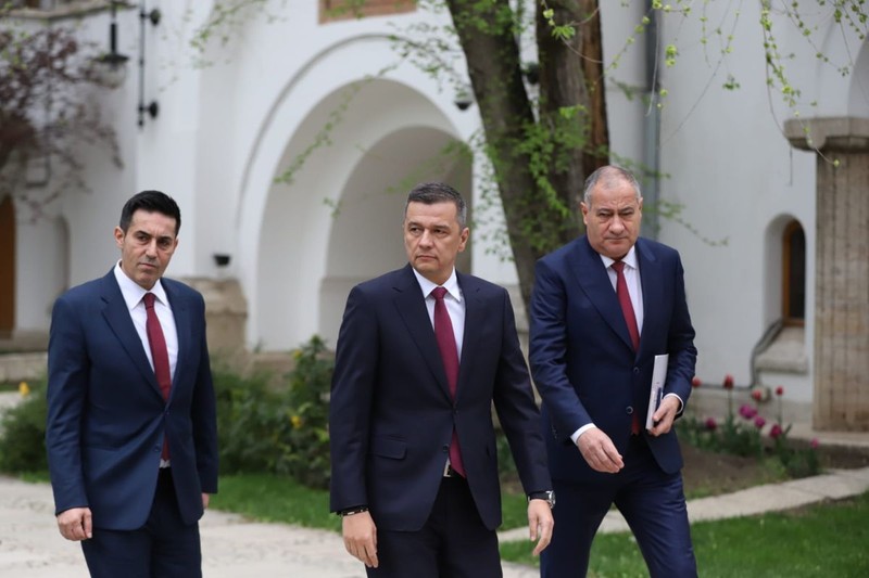 Sorin Grindeanu, însoțit de vicepremierul Marian Neacșu și secretarul general Claudiu Manda. Foto: Dumitru Angelescu