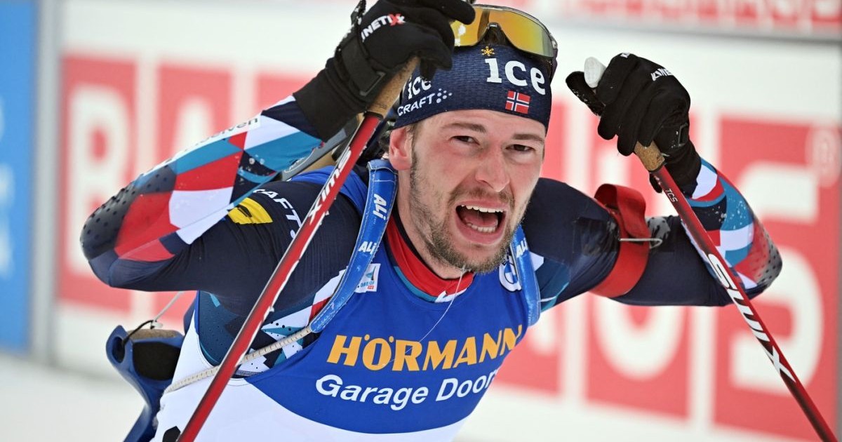 Sturla Holm Laegreid din Norvegia la linia de sosire de la Lotto Thüringen Arena de la Rennsteig, Germania, 11 februarie 2023