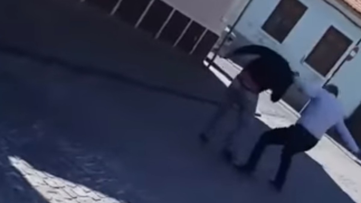 Un hoț de bijuterii a fost prins în fapt chiar de patronul magazinului și bătut în plină stradă