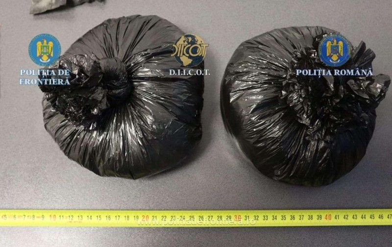 Două pungi negre de gunoi ascunse într-un Mercedes îi pot aduce 20 de ani de închisoare unui bulgar prins în flagrant la Calafat