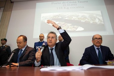 Nicola Gratteri , procurorul Franco Roberti și Federico Cafiero De Raho, de la stânga, la o conferință de presă, în 2014, după o acțiunea de oprire a traficului de droguri al cartelului 'Ndrangheta. Foto: EPA