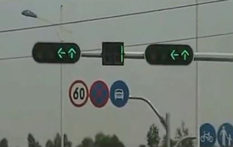 Intersecția unde lumina VERDE ține O SECUNDĂ pentru ȘOFERI! Vezi unde se află SEMAFORUL BUCLUCAȘ! VIDEO