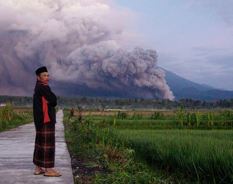 Vulcanul Semeru din Indonezia a erupt. Sute de localnici, evacuați din calea norilor imenși de fum și cenușă