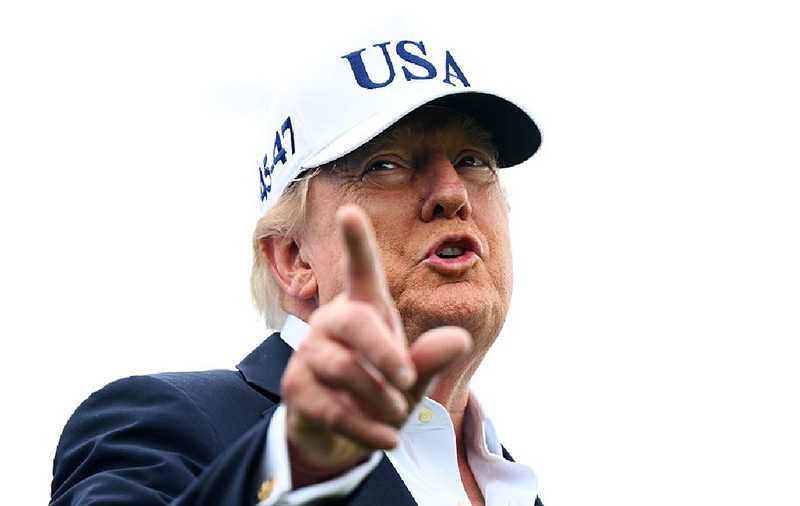 Președintele SUA, Donald Trump, ccu o șapcă albă pe care scrie SUA, gesticulează, pe 13 septembrie 2026, în Doonbeg, Irland