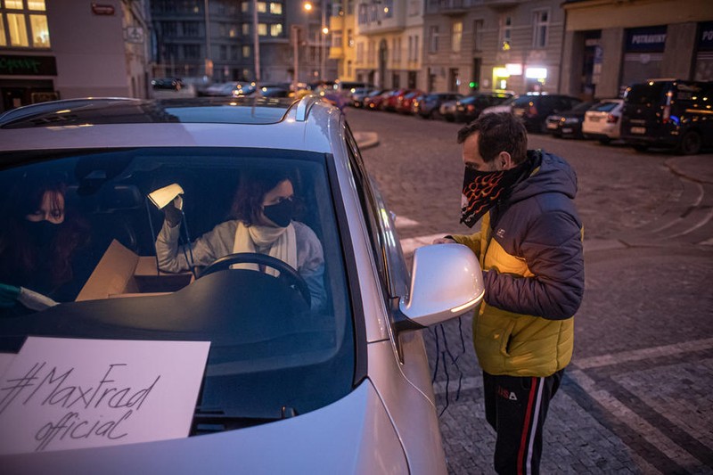 Voluntar împărţind măşti improvizate în Praga (EFE/MARTIN DIVISEK)