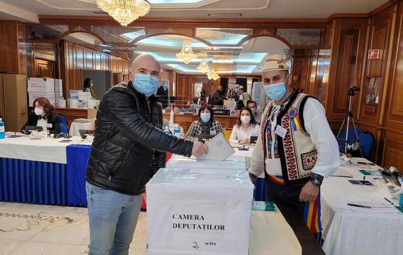 Vot pe versuri de colind în Spania. Membrii secției de votare din Gijon cheamă diaspora la alegeri cu „Leru-i ler”