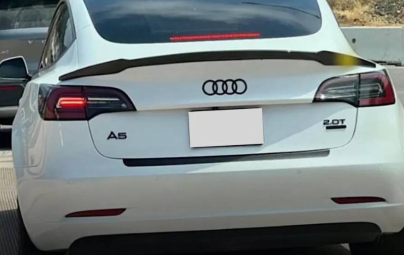 Proprietarii americani de Tesla ascund marca mașinii pentru a-l boicota pe Elon Musk