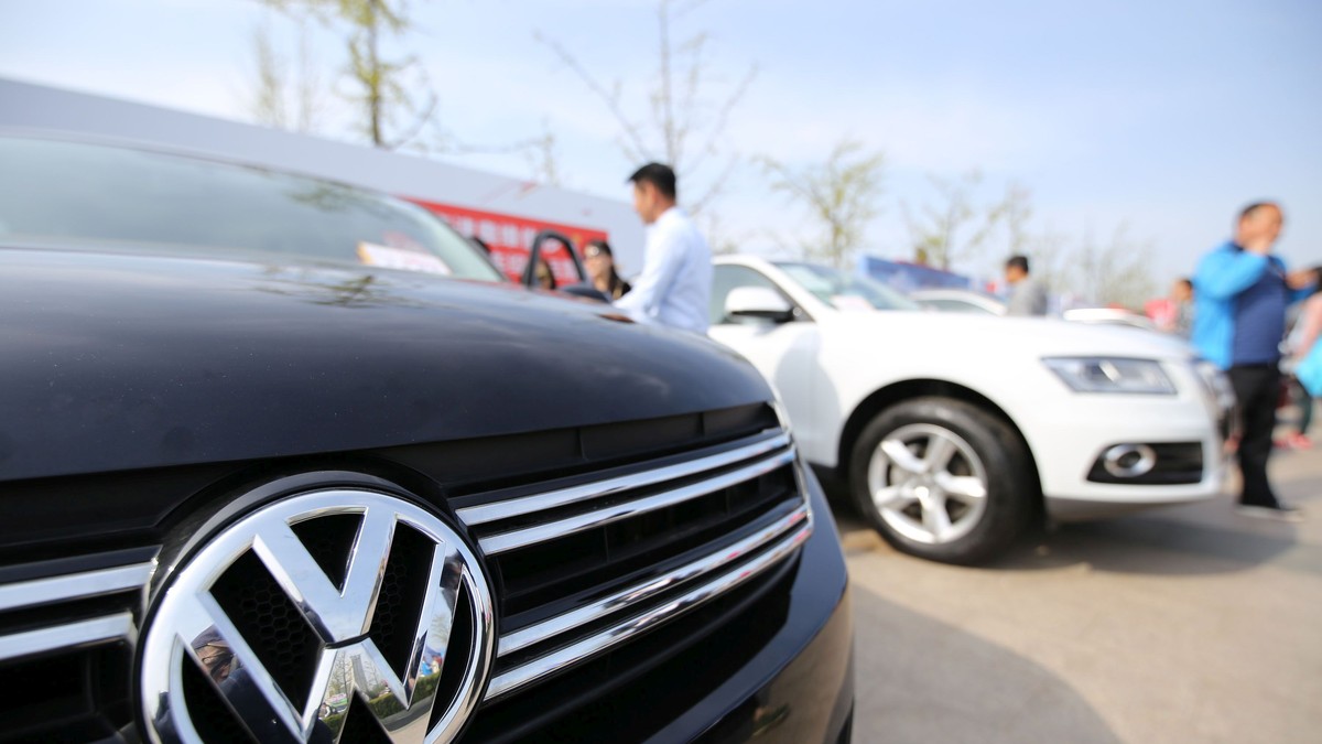 Volkswagen a reparat în România doar o treime din mașinile afectate de scandalul emisiilor. Mașini Volkswagen la un talcioc
