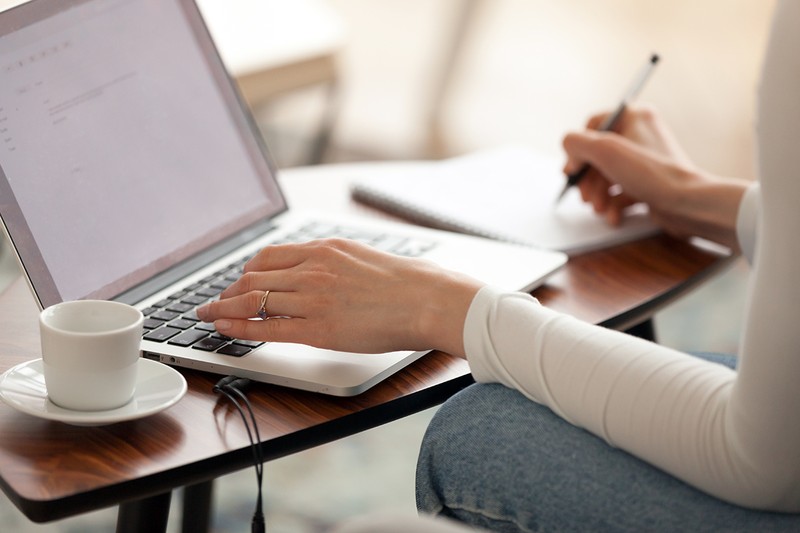 Studiu: Digitalizarea ar putea crește PIB-ul pe cap de locuitor al României cu 16,48%. Femeie la un laptop