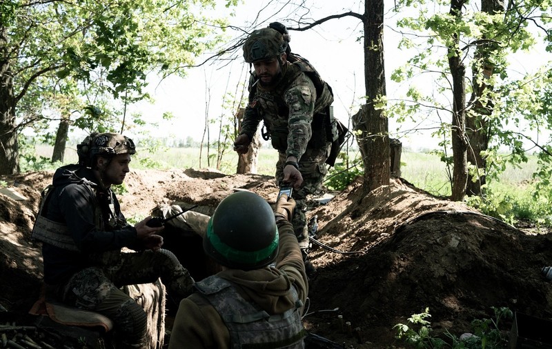 Război în Ucraina, ziua 452 | Lupte disperate în Bahmut, „oraș distrus complet”. Regiunea Herson, bombardată din nou de ruși