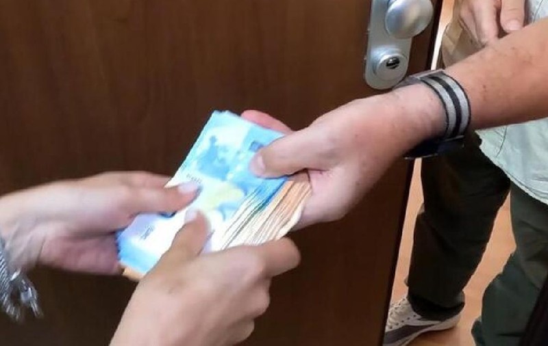 O româncă a convins un italian bolnav de cancer să-i dea peste 60.000 de euro: „Vom avea un copil”