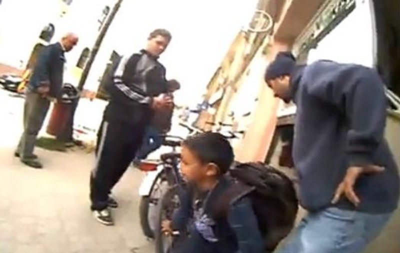 Un copil, în genunchi către proprietarul unei biciclete pe care o furase: "Vă rog, nu mă loviţi!" | VIDEO ŞOCANT
