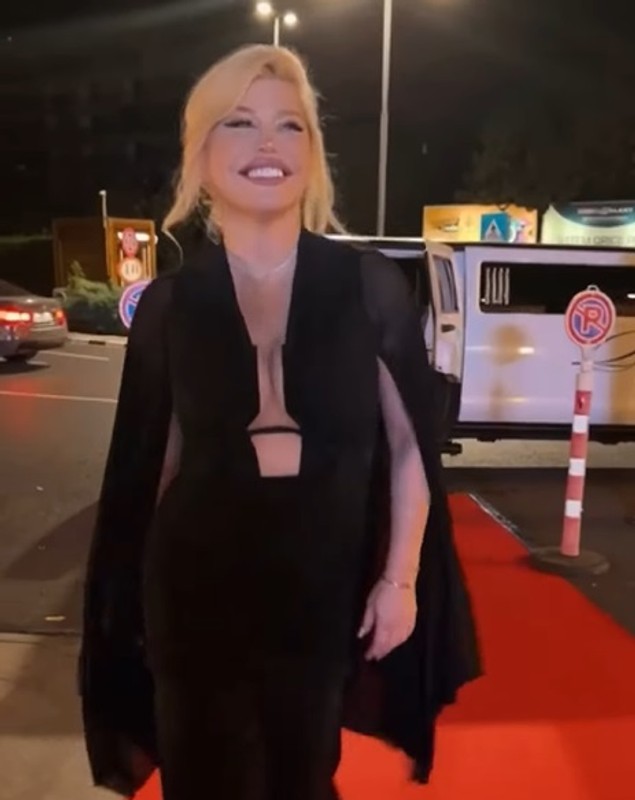 Loredana Groza, în ipostaze provocatoare în limuzină. Fanii au reacționat: „O voce mare, de neconfundat. Problema e atitudinea”