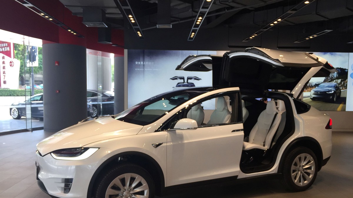 Autoritățile din SUA investighează Tesla, după un accident fatal în care se bănuiește că mașina era pe pilot automat. Tesla Model X