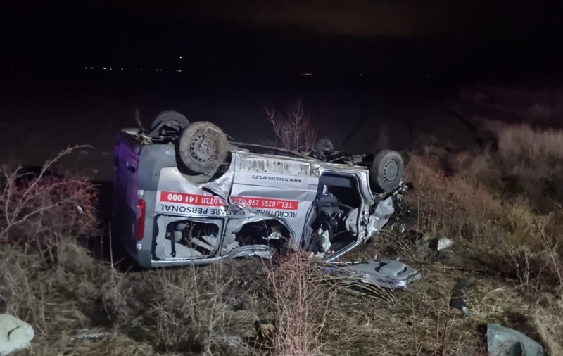 Un microbuz cu 8 pasageri s-a răsturnat în județul Dâmbovița. O persoană a murit, șapte au fost rănite