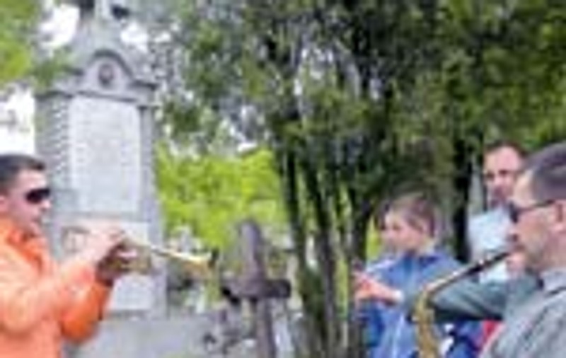 Au cantat printre morminte